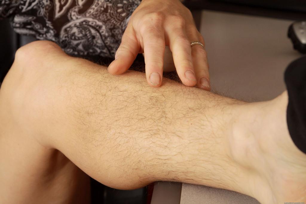 16P Mujer mayor con piernas sin afeitar expone el resto de su cuerpo cubierto de pelo