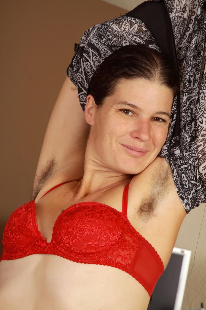 16P Mujer mayor con piernas sin afeitar expone el resto de su cuerpo cubierto de pelo