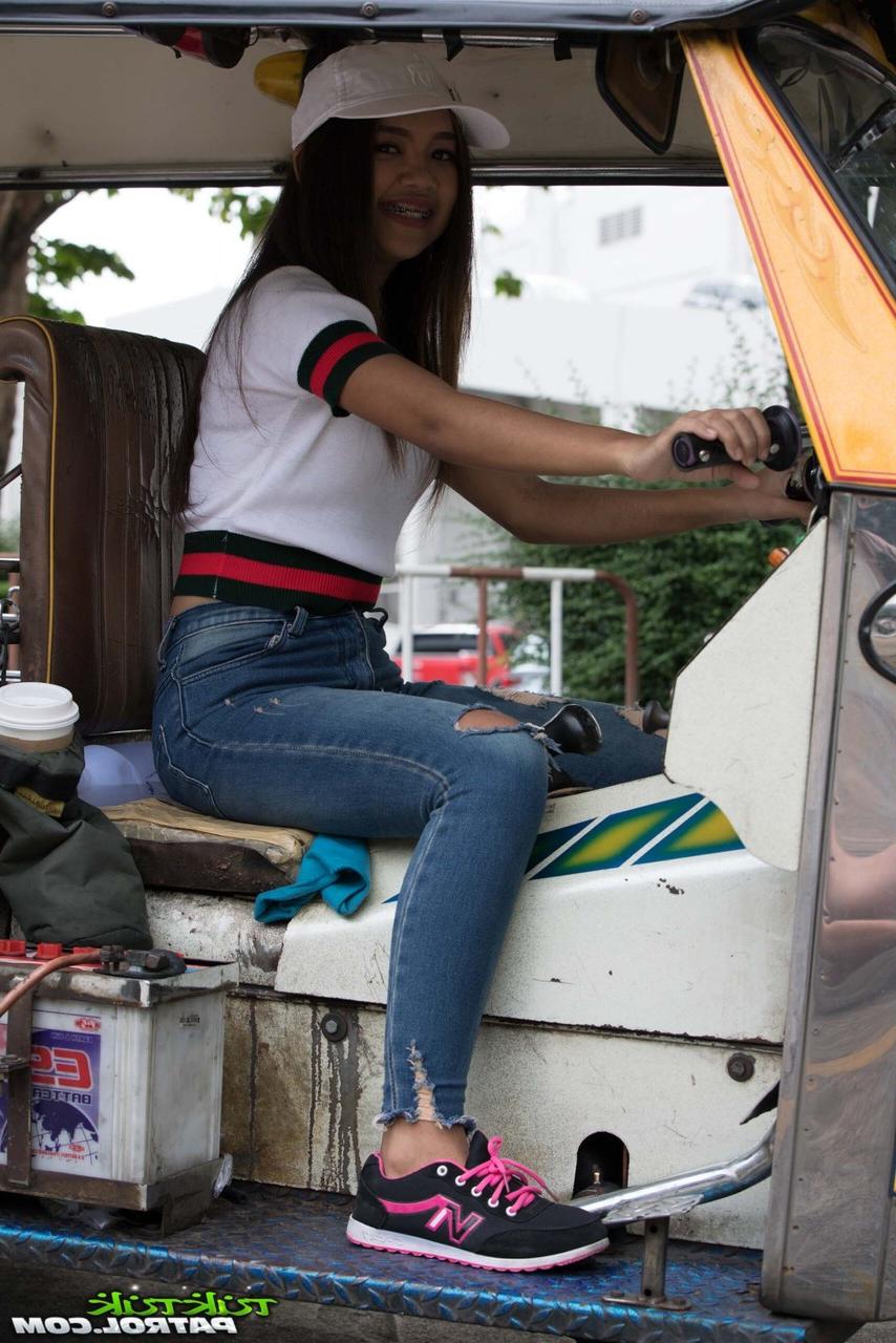 20P La thaïlandaise amateur Mint Z exhibe son cul chaud et prend une tige raide en bas.