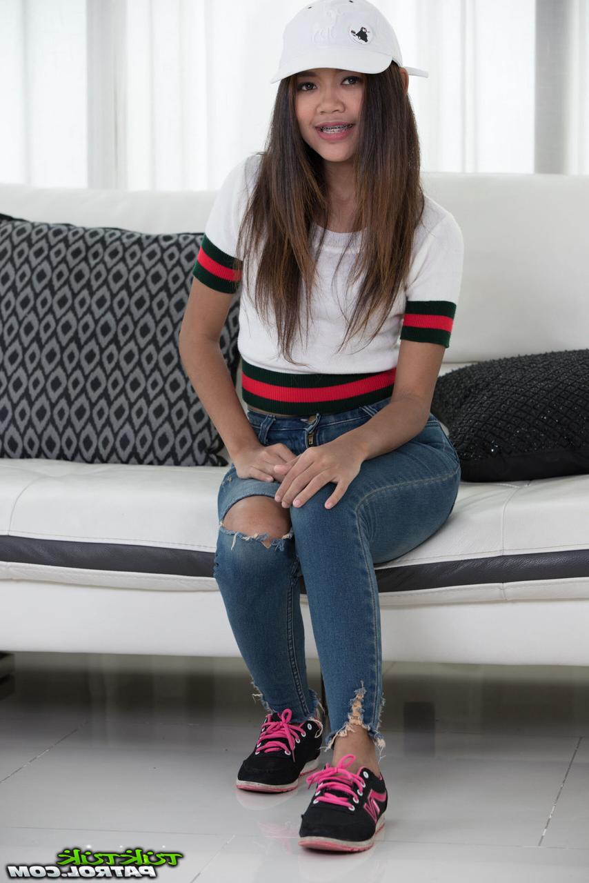 20P La thaïlandaise amateur Mint Z exhibe son cul chaud et prend une tige raide en bas.