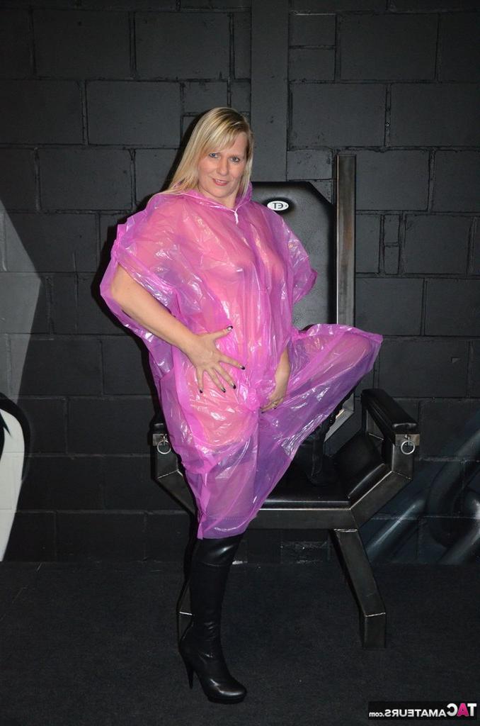 20P L'amatrice blonde Sweet Susi libère ses seins et sa chatte d'un imperméable transparent.