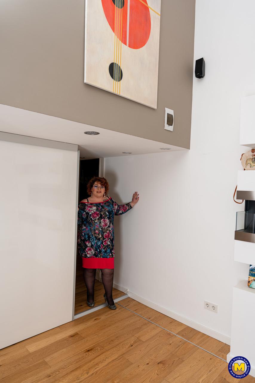 20P Mirjam gorda e madura mostra seu grande saque em meias e salto alto