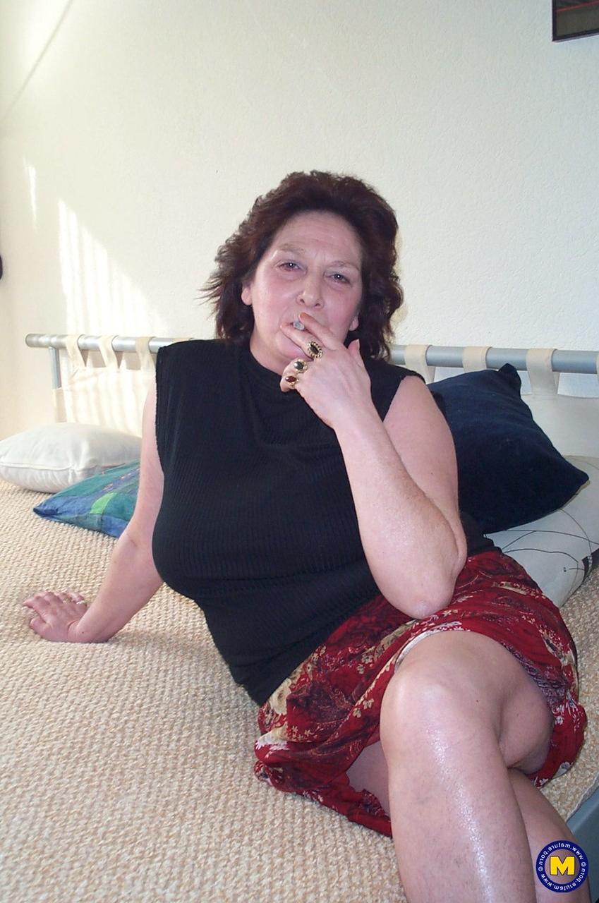 20P Trudi gordinha amadora madura exibe seus peitos grandes e se masturba