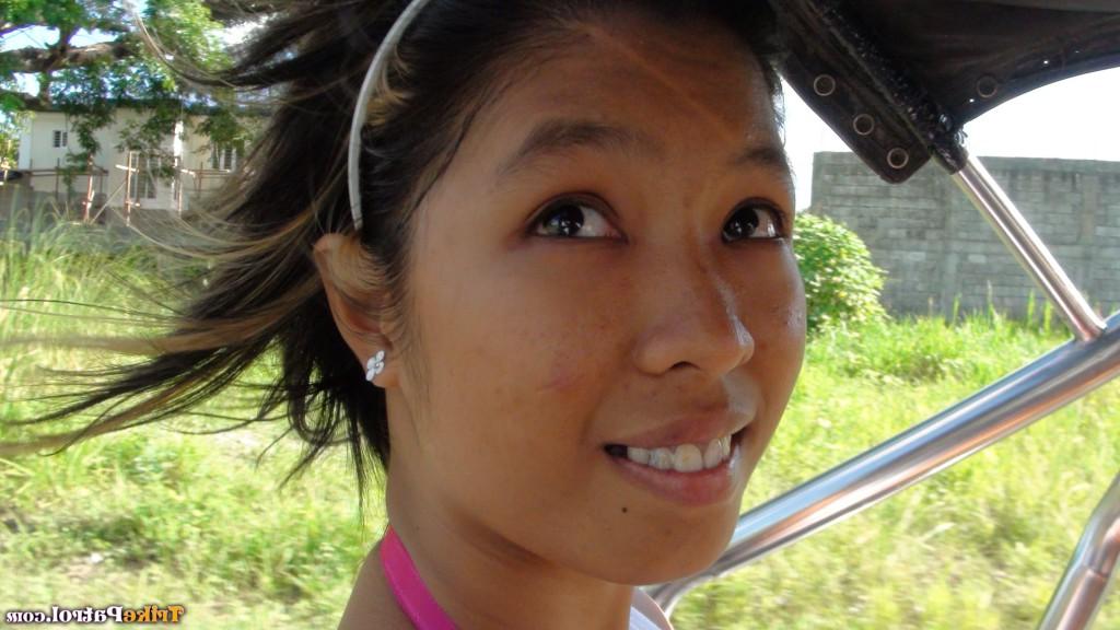 18P Une jeune femme philippine termine ses débuts dans le porno avec du sperme dans les yeux