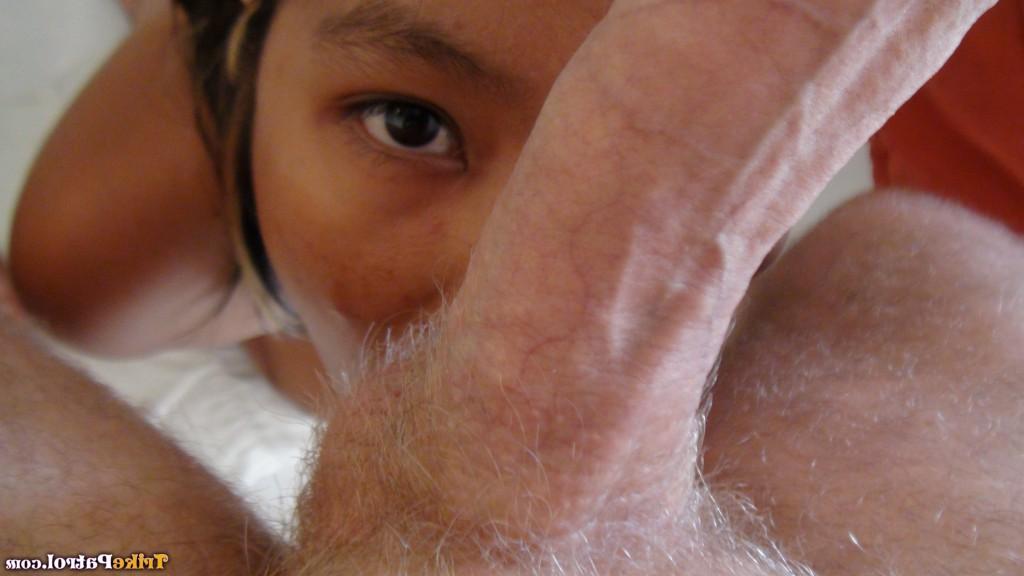 18P Une jeune femme philippine termine ses débuts dans le porno avec du sperme dans les yeux