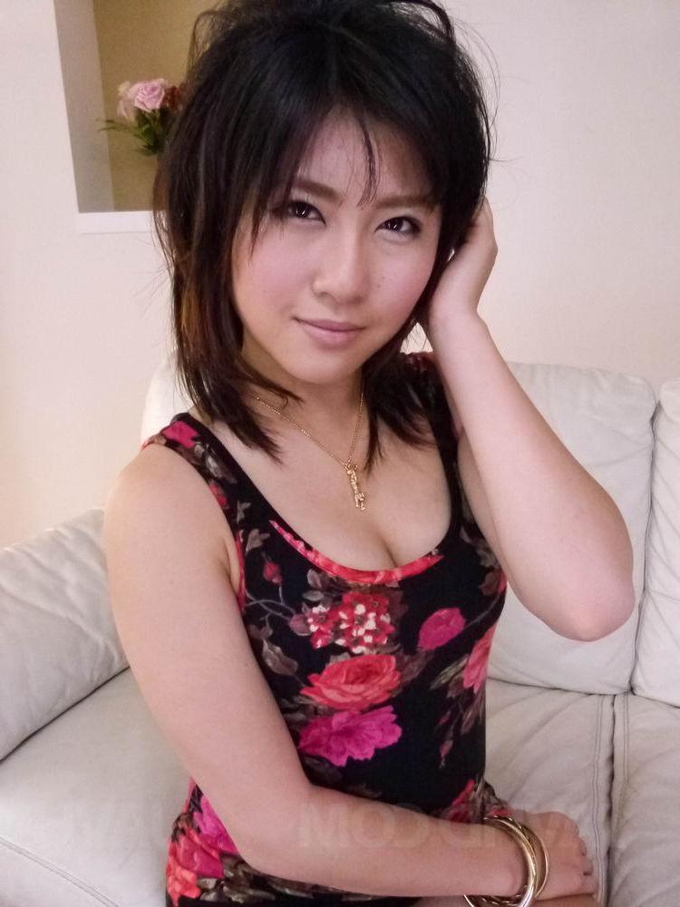 16P A japonesa Kyouka Mizusawa é despida antes do sexo com seu amigo