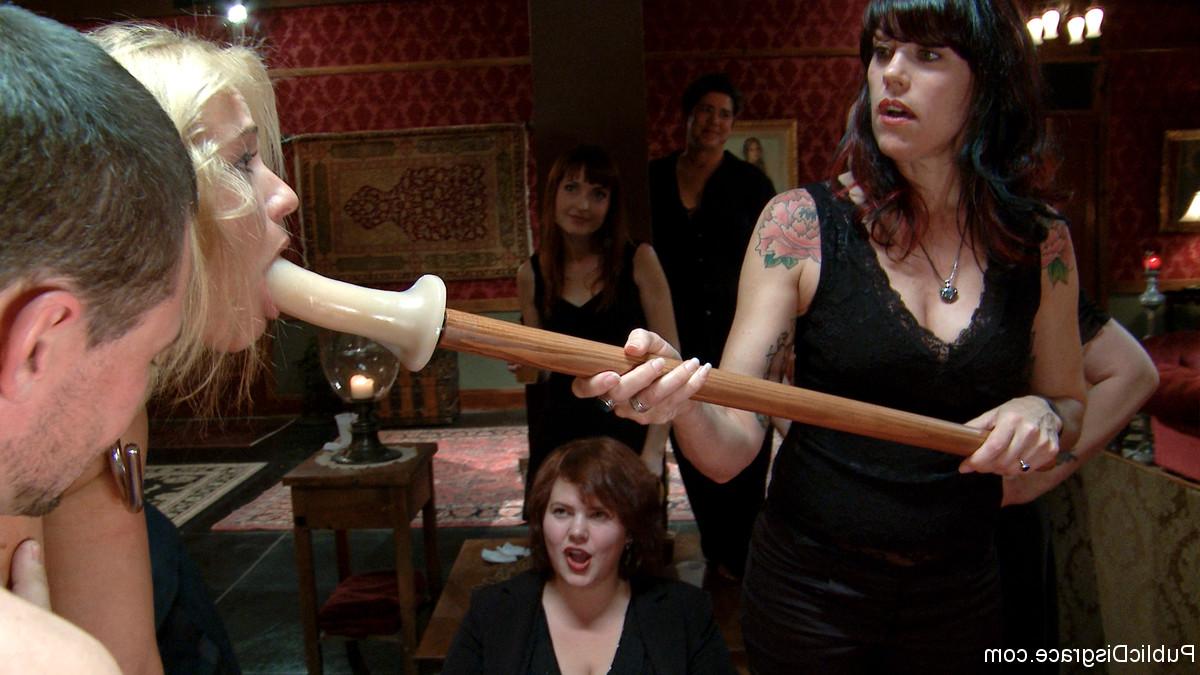 20P La blonde Mellanie Monroe se fait rôtir à la broche lors d'une séance BDSM torride en public.