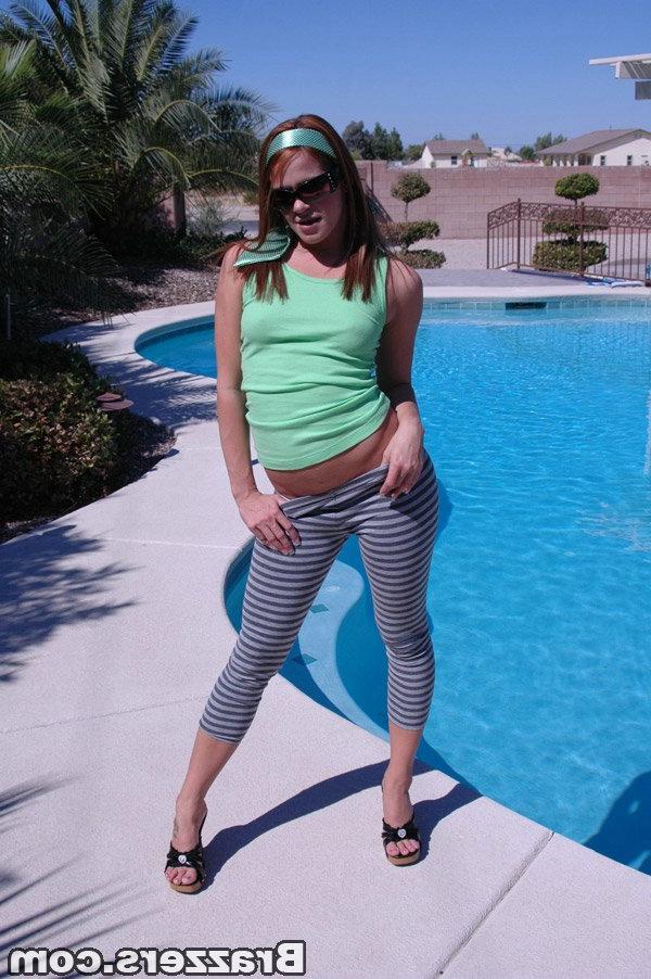 16P Une star du porno sexy avec un gros butin exposant son petit trou du cul en plein air.