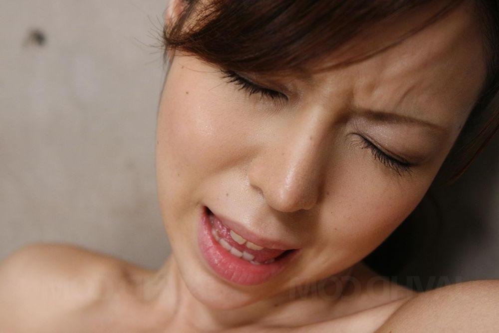 15P Das japanische Mädchen Rino Asuka verbindet einem Jungen die Augen, bevor es mit einem Vibrator masturbiert