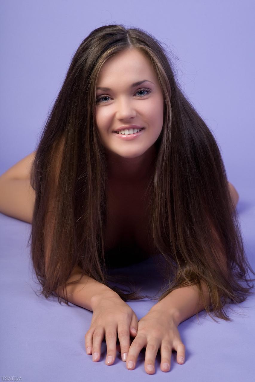 20P A glamourosa Chantelle A mostra seus lindos seios e sua buceta careca
