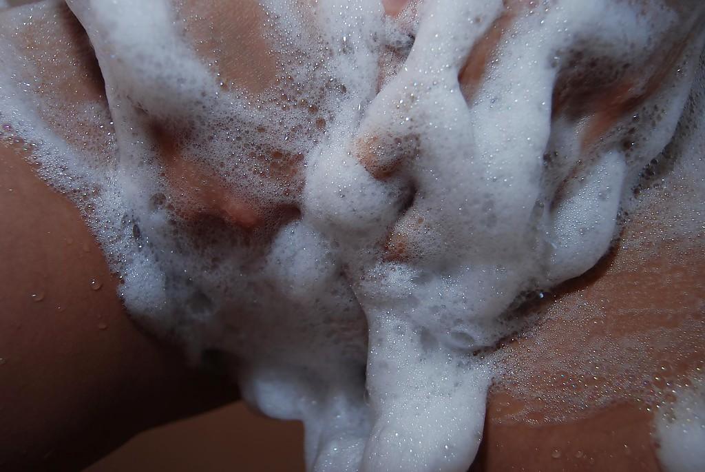 16P Adolescente asiático brincalhão com cooter peludo Natsuki Arai tomando banho