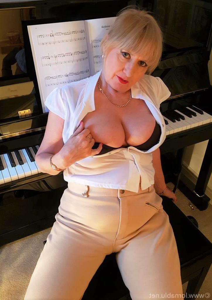 19P A equestre gordinha e madura Lorna Blu mostra seus peitos grandes e bunda enorme em seu piano