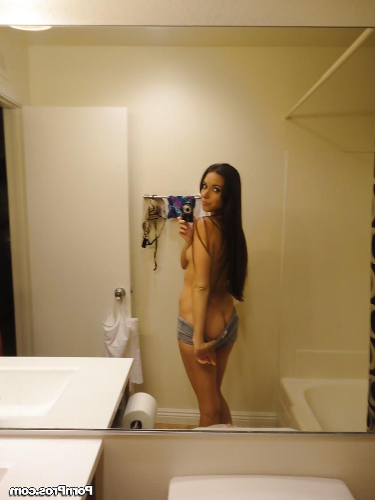 16P A morena magra Bailey Bam incríveis cenas de nudez em sua câmera privada
