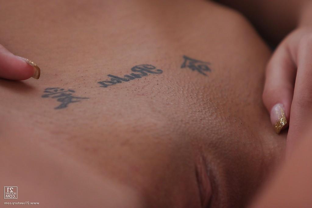 15P Verspielte brünette Hottie enthüllt ihre großen Brüste und ihre rasierte Muschi