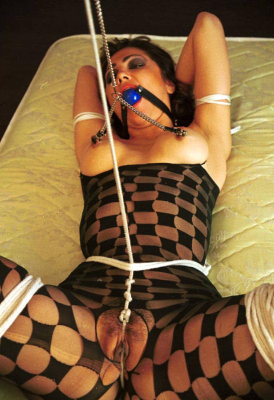 20P A gata submissa 849 mostra sua buceta aparada em uma compilação sexy em cativeiro