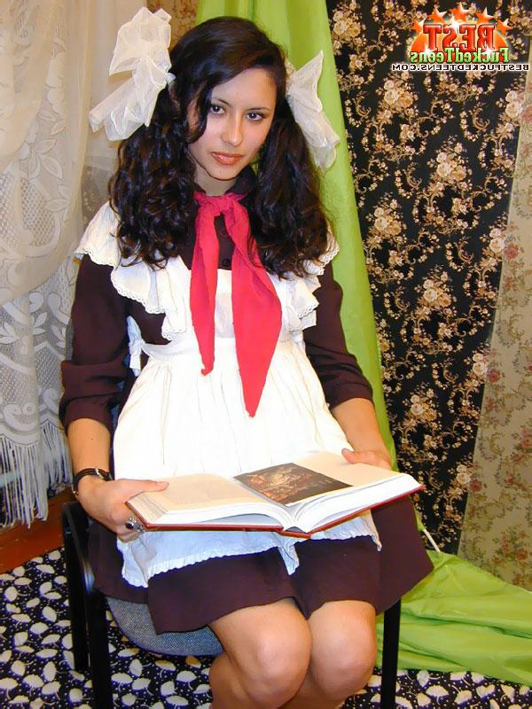 20P Uma menina bonita expõe seus peitos e buceta enquanto usa um uniforme