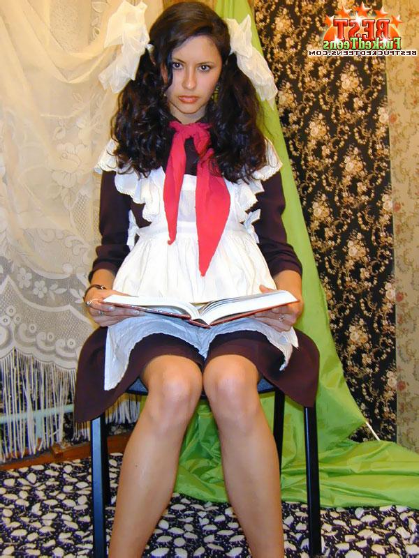 20P Uma menina bonita expõe seus peitos e buceta enquanto usa um uniforme