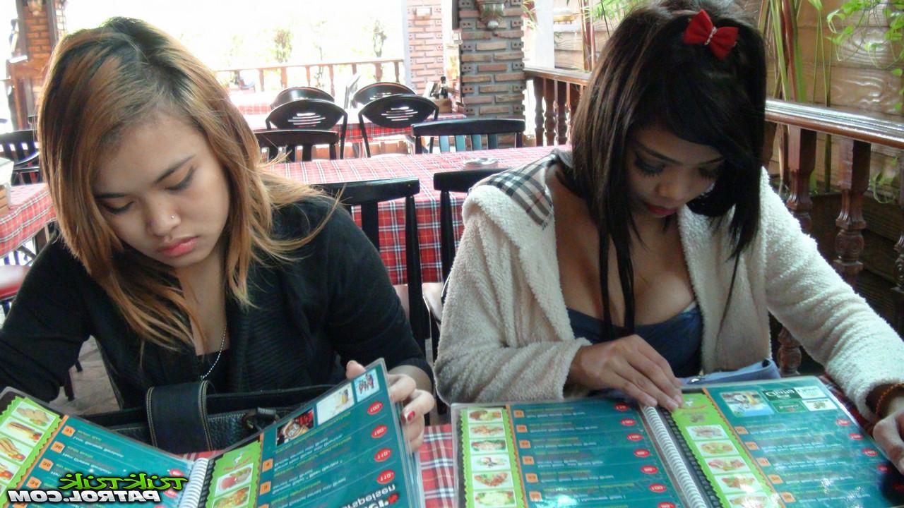15P Las jóvenes asiáticas Tik y Kam se toman selfies del coño, las tetas y un primer plano de sexo