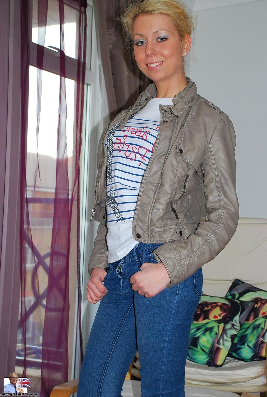 20P Blonde Süße mit großen falschen Titten Christine Love wird beim Casting von einem alten Mann gefickt