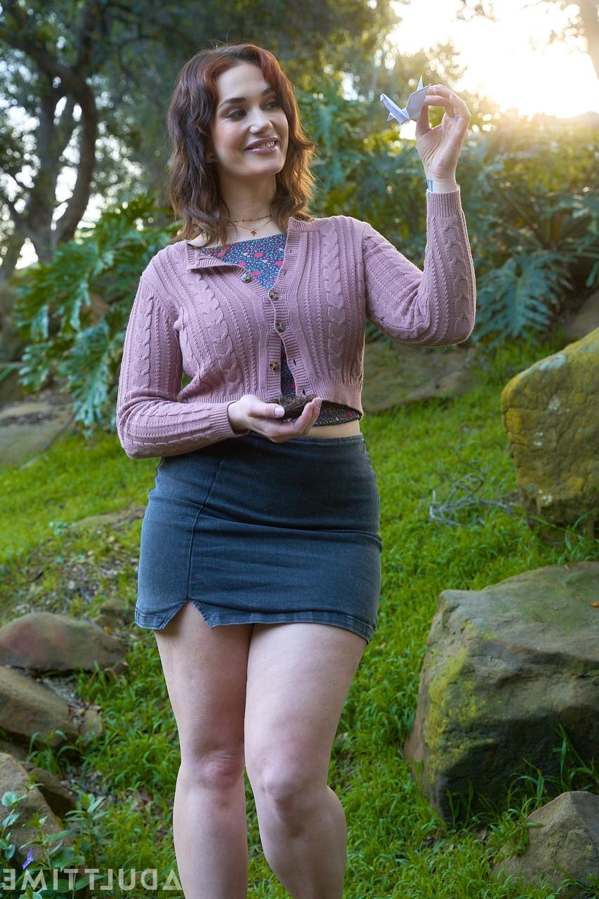 20P Sexy birdwatcher Ariel Demure meets a hot shemale & they have steamy sex