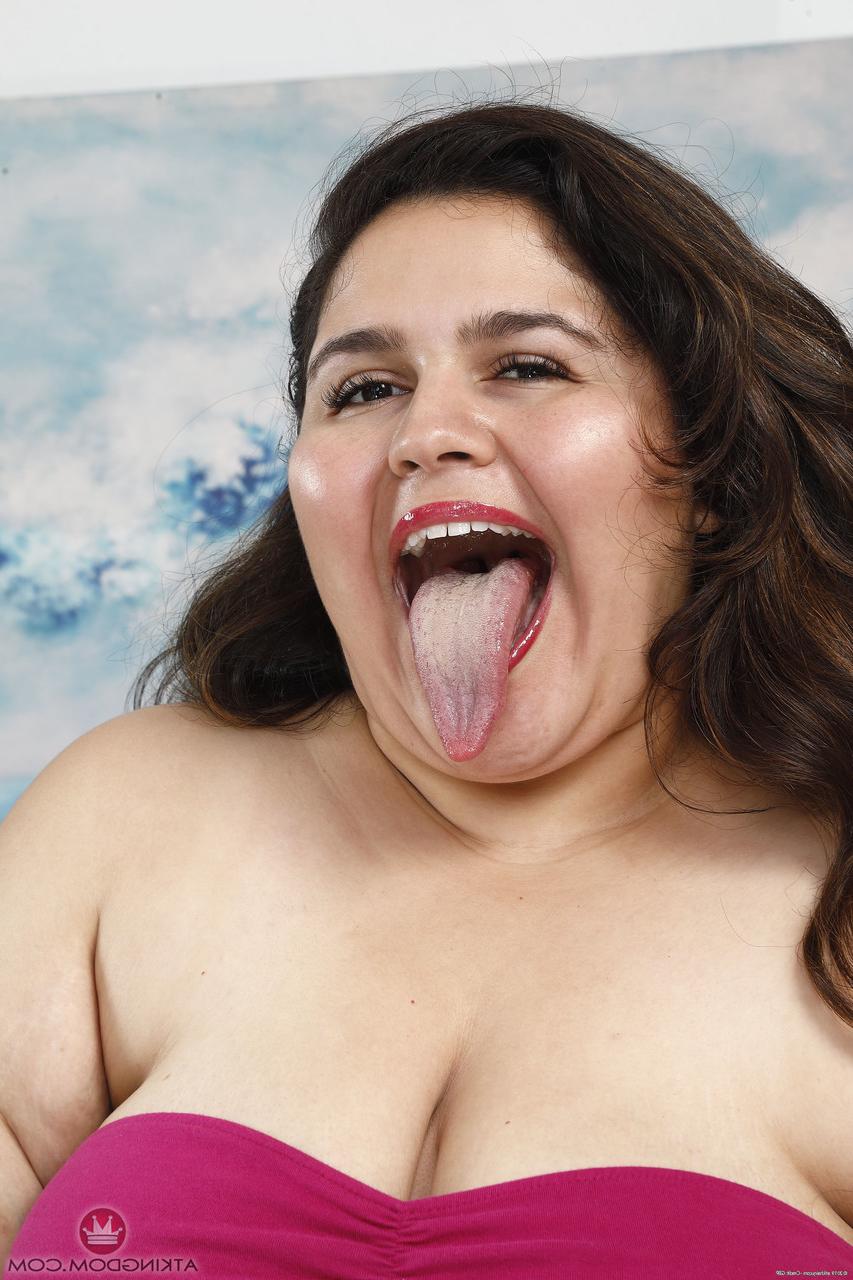 20P La grosse amatrice Karla Lane découvre ses énormes seins et son gros cul et écarte sa chatte.