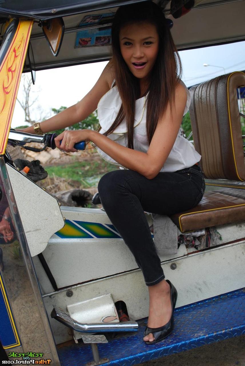 20P Sexy filipina Hanna Lee soprando e montando um pau branco duro como pedra