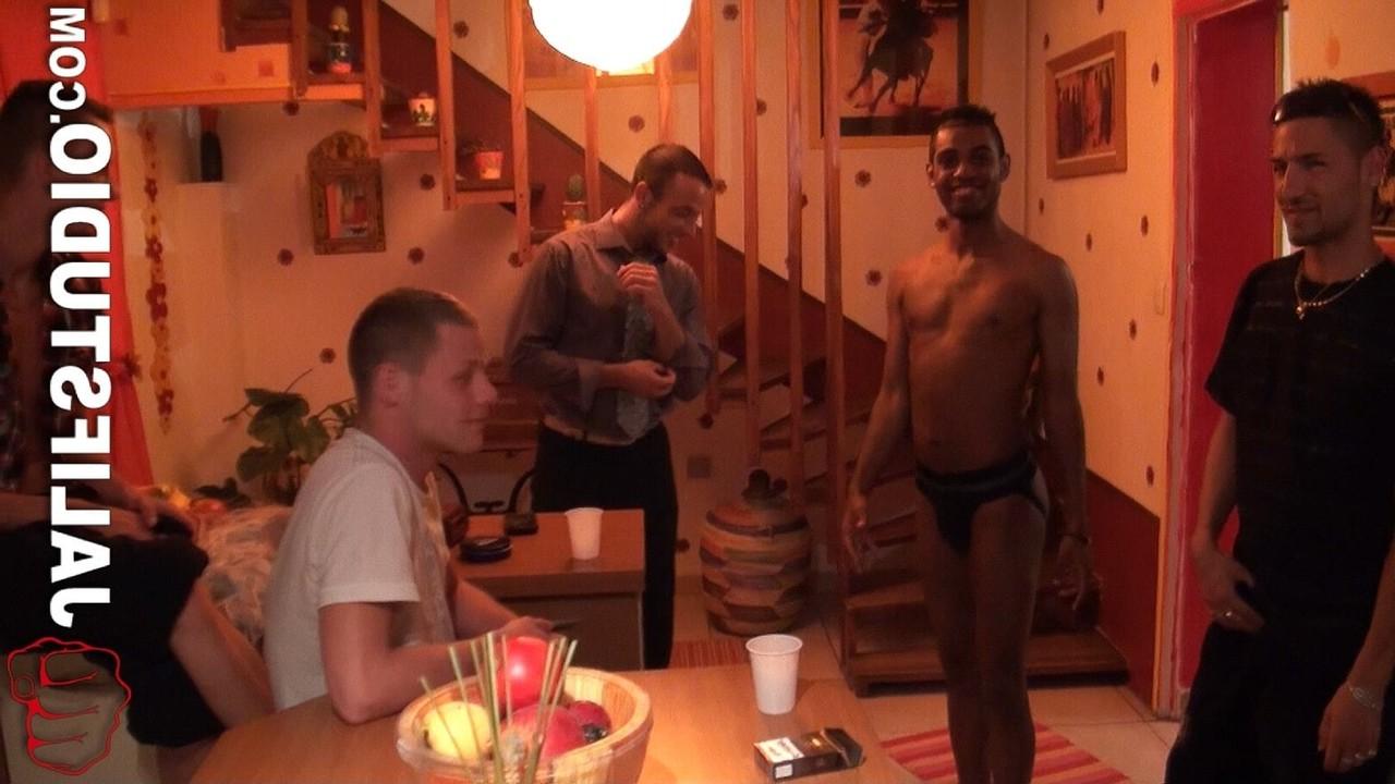 9P Die schwulen Mitbewohner Francisco und Stany Falcone ficken bei interrassischer Sex-Action hart