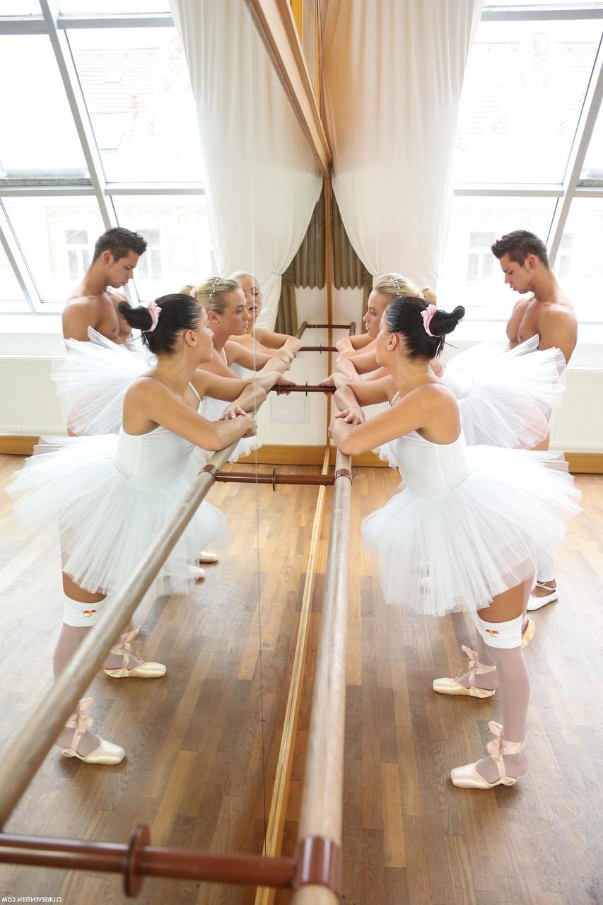 20P Bailarinas sem calcinha se entregam a sexo em grupo quente com sua professora de balé