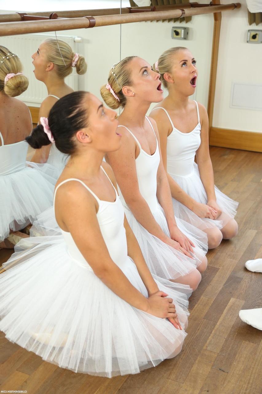 20P Bailarinas sem calcinha se entregam a sexo em grupo quente com sua professora de balé