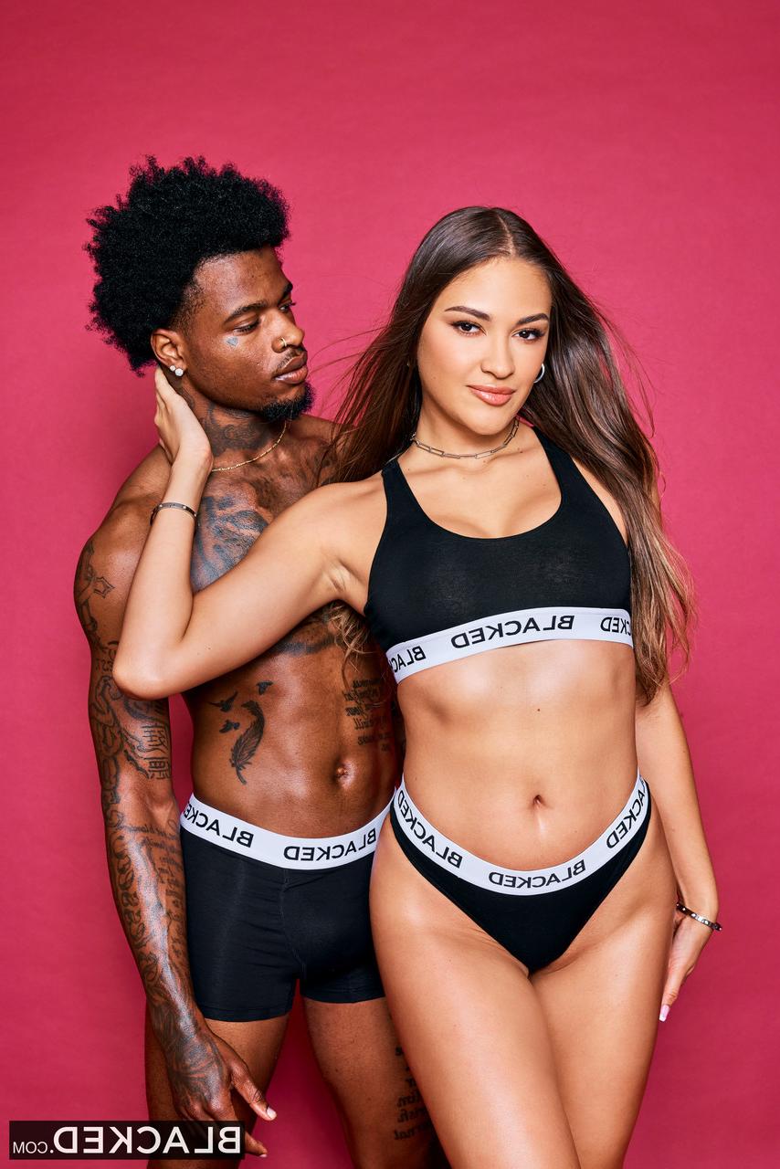 20P La brune sexy Gizelle Blanco aime le sexe hardcore interracial avec un étalon bien membré.