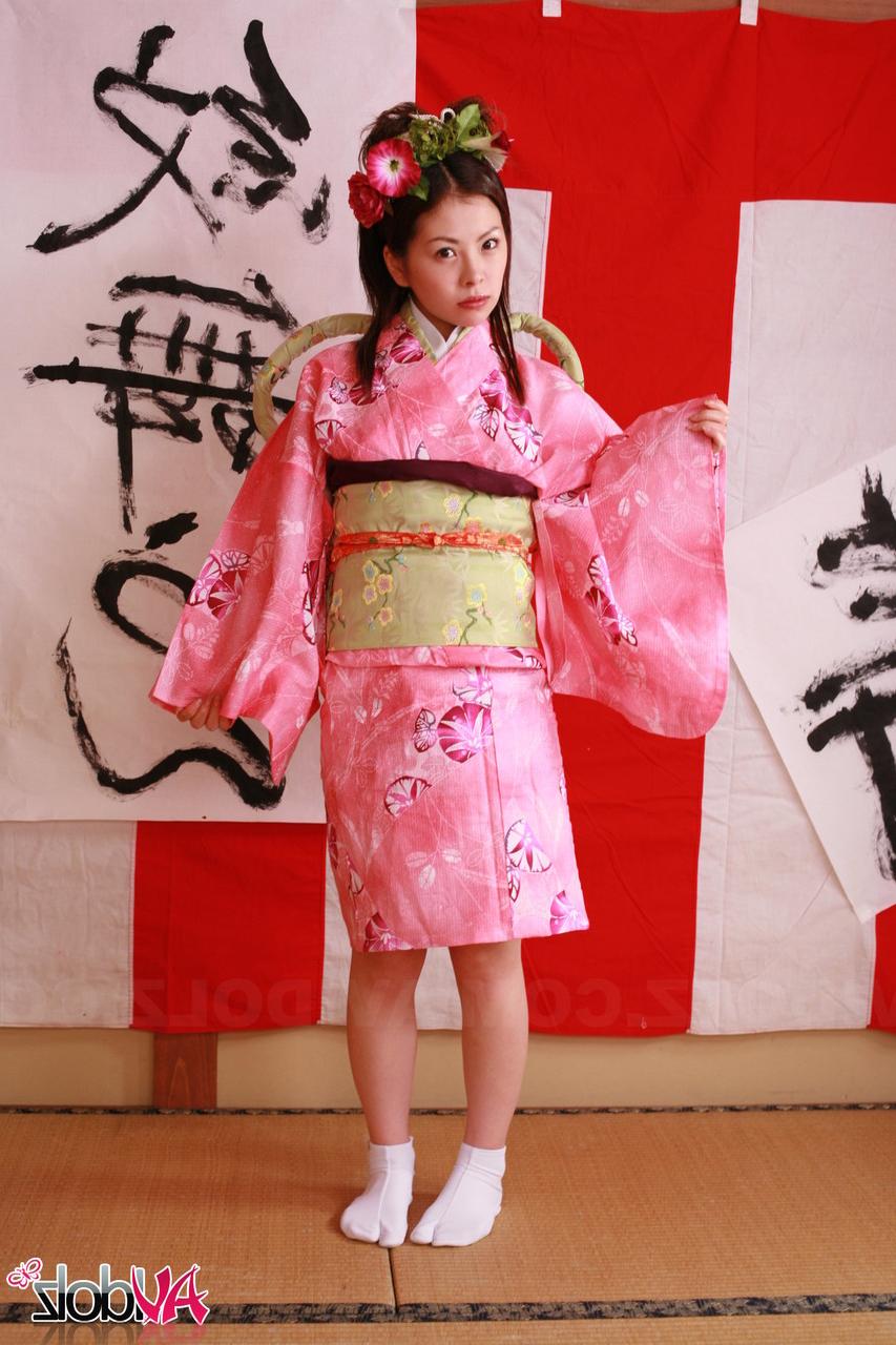 20P A sexy esposa japonesa Ran Monbu brinca com sua buceta peluda com a ajuda do marido