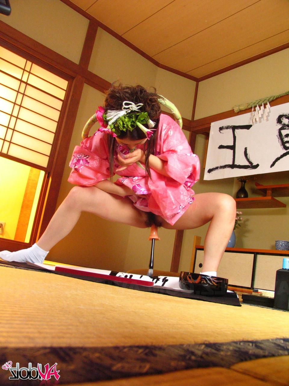 20P A sexy esposa japonesa Ran Monbu brinca com sua buceta peluda com a ajuda do marido