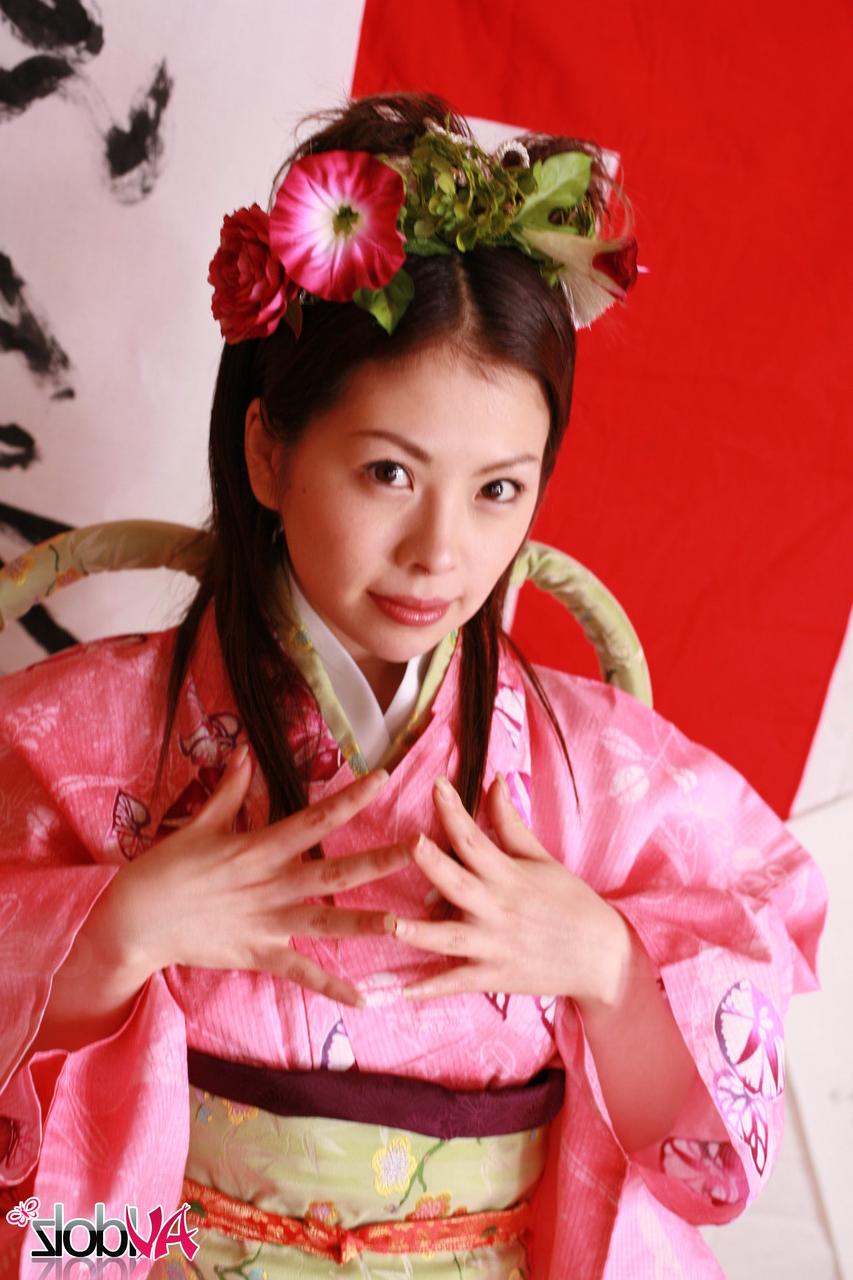 20P A sexy esposa japonesa Ran Monbu brinca com sua buceta peluda com a ajuda do marido