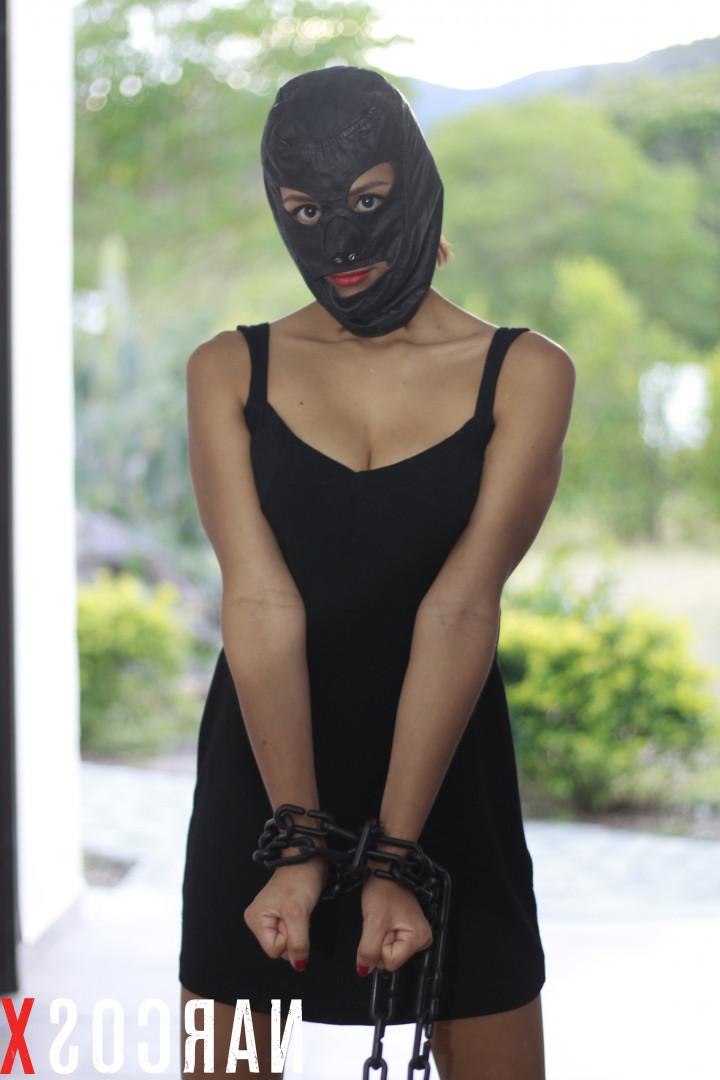 16P Latinas gostosas lésbicas vilãs com armas chupando e fodendo na piscina