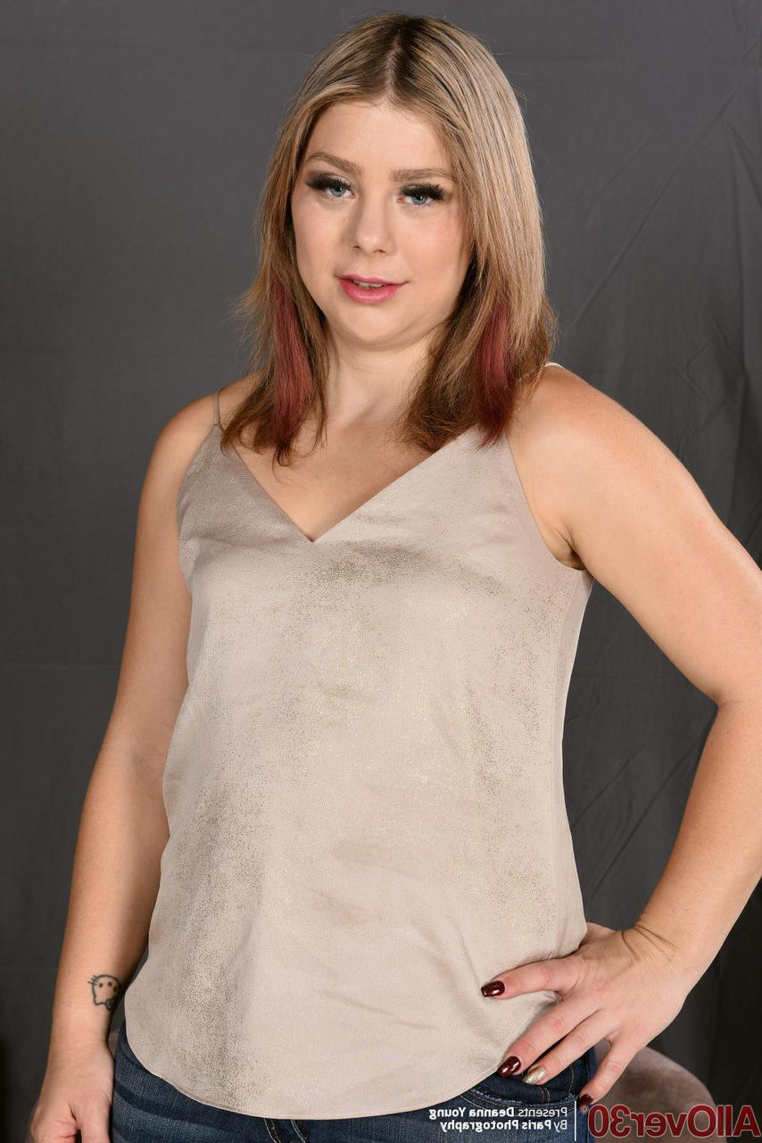16P Deanna Young, com mais de 30 anos, tira a roupa para sua primeira sessão de fotos nuas