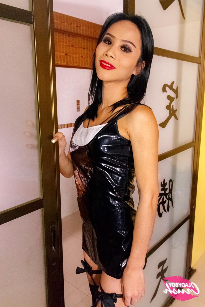 17P Leggy provoca Noi descasca vestido de látex para exibir pau grande em meias e ligas