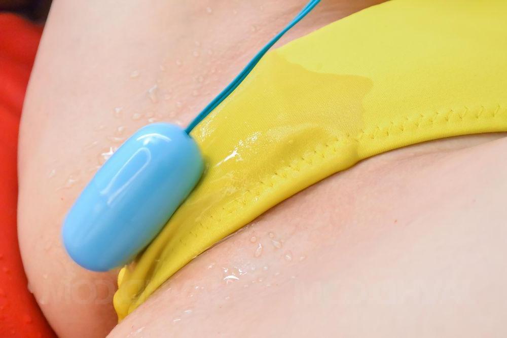 15P A pequena japonesa Arisa Nakano se masturba até esguichar e ter orgasmo