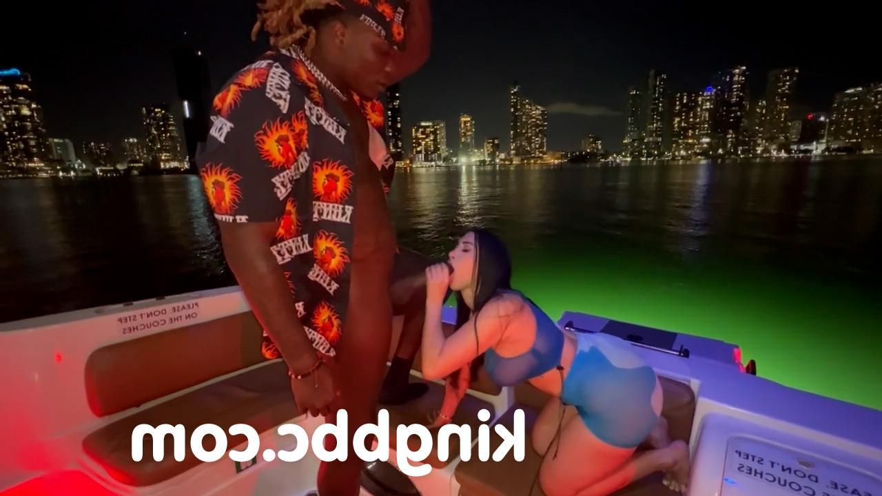 20P A morena Valerie Kay deixa um homem negro gozar em sua boca depois de sexo hardcore