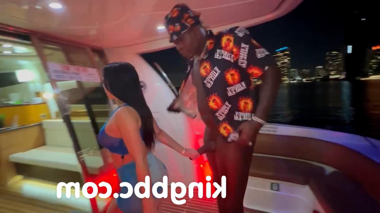 20P A morena Valerie Kay deixa um homem negro gozar em sua boca depois de sexo hardcore
