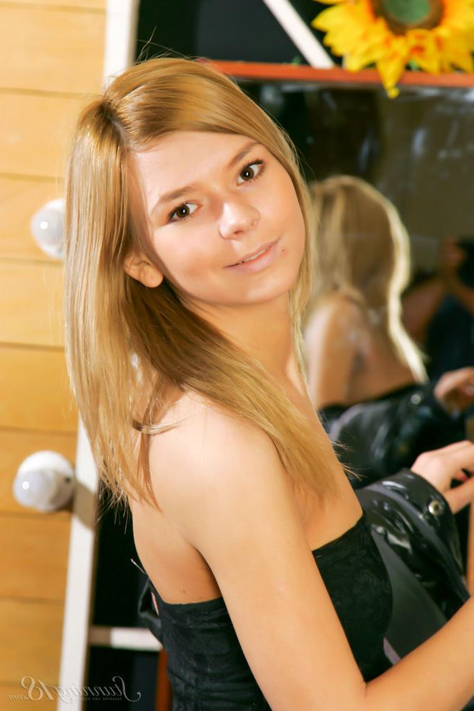16P La superbe Paloma B, 18 ans, libère ses seins pleins d'une robe noire