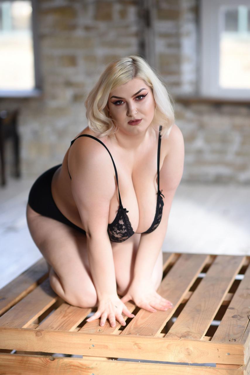 20P A gordinha húngara Peaches faz topless e mostra seus suculentos melões