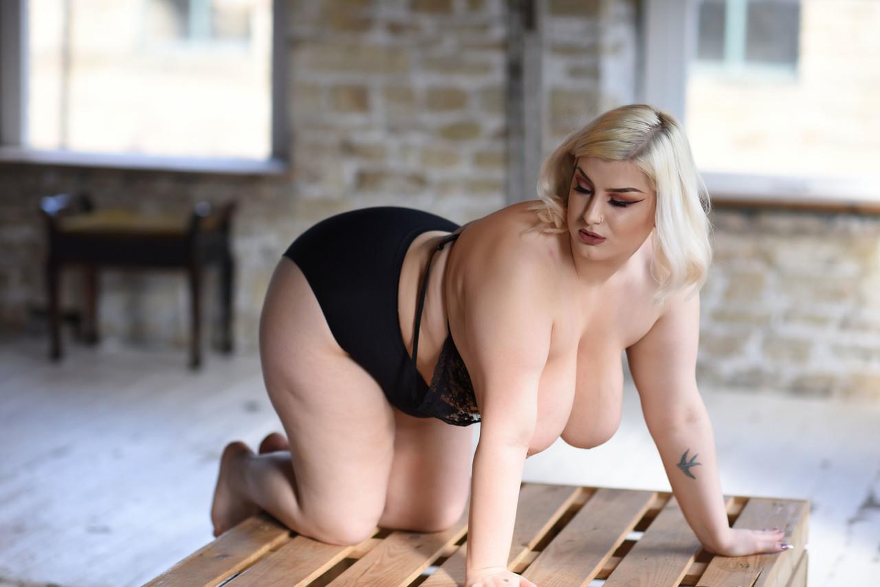 20P A gordinha húngara Peaches faz topless e mostra seus suculentos melões