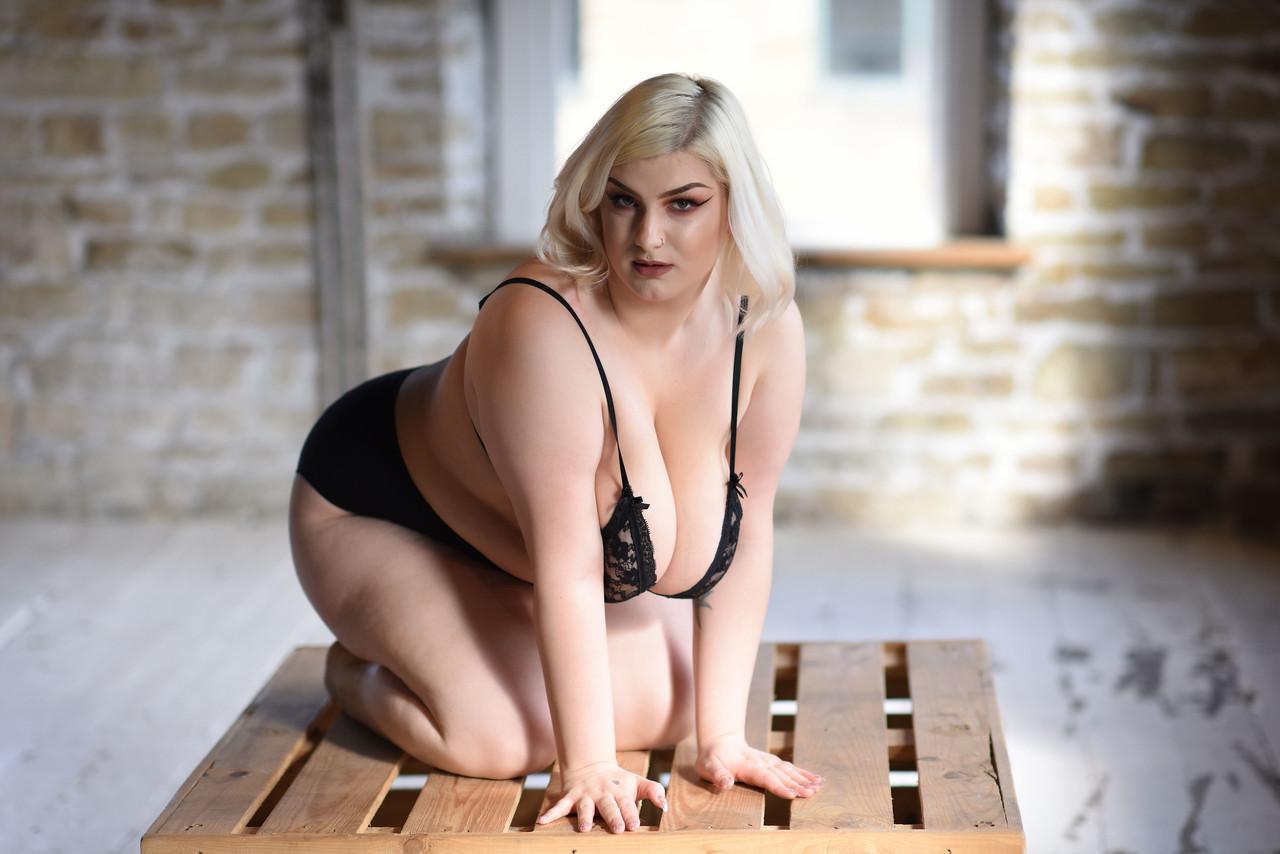 20P A gordinha húngara Peaches faz topless e mostra seus suculentos melões