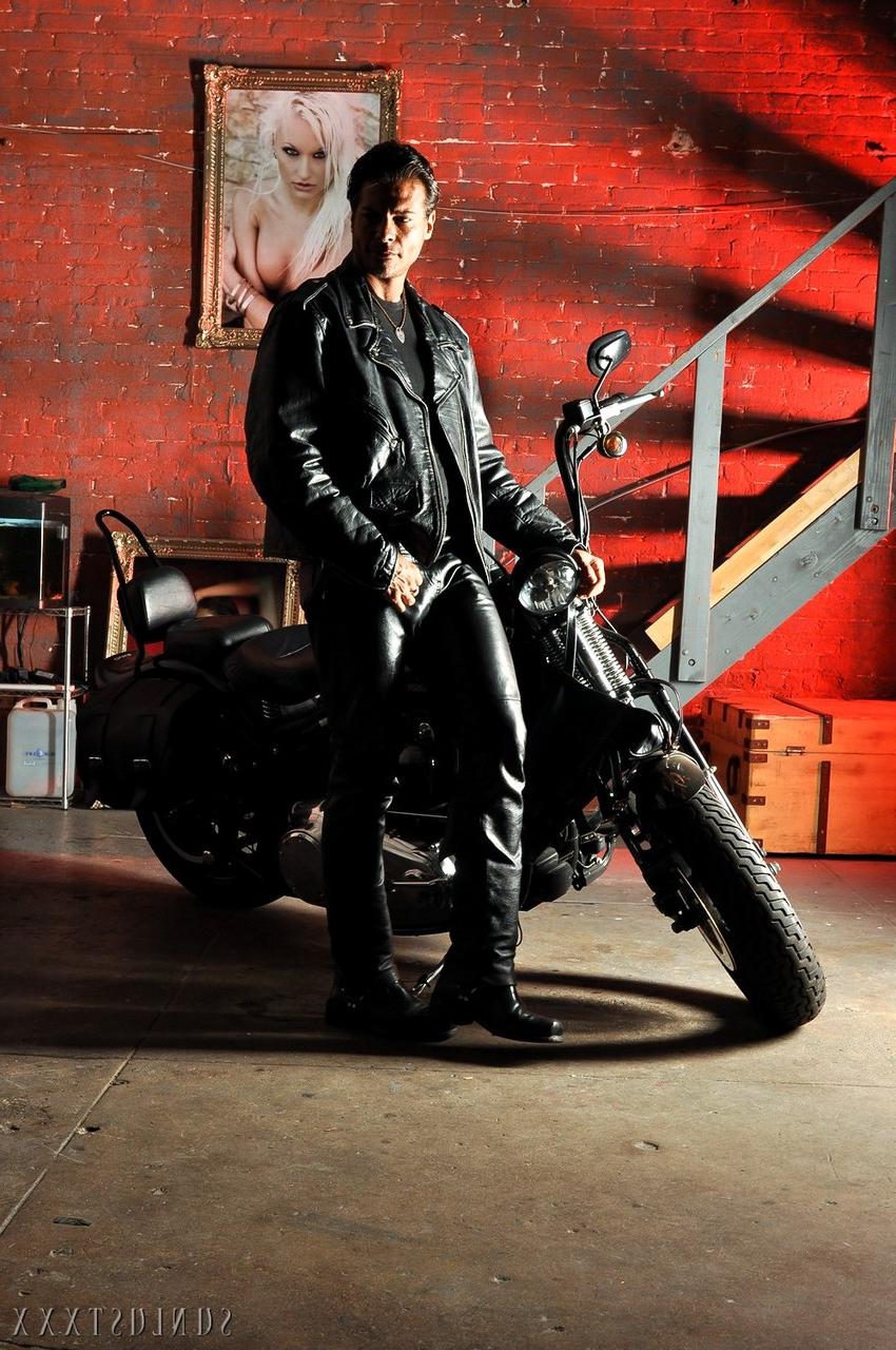 15P ホットブロンドのフェニックス・マリーがバイクの上でマンコから口へ