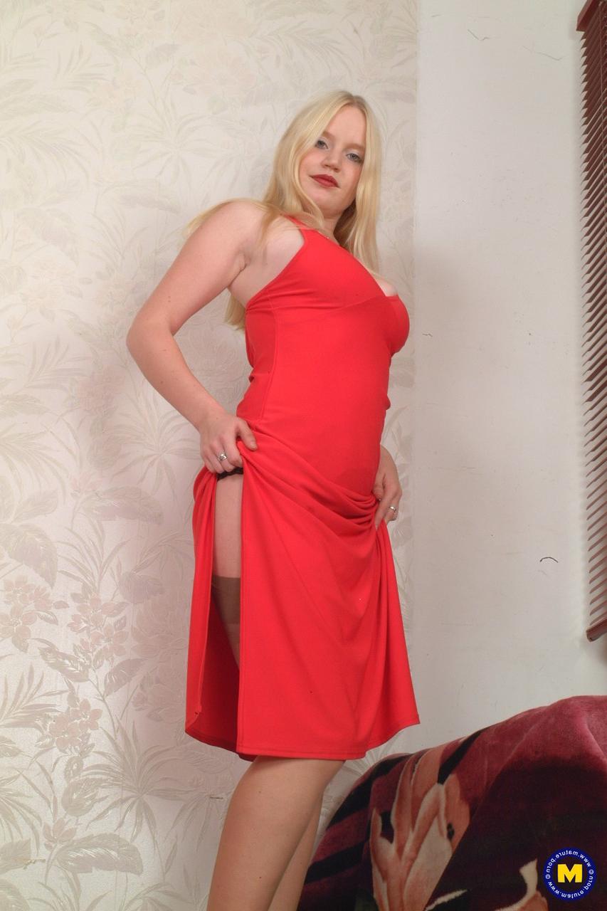 20P Die verspielte Lady Keira zeigt ihre großen Titten und masturbiert in ihren Nylonstrümpfen