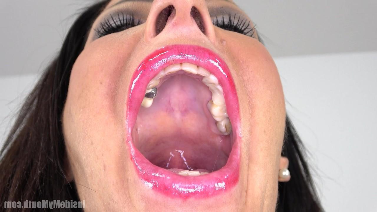 15P Brunette babe with a lipstick shows the depth of her throat up close