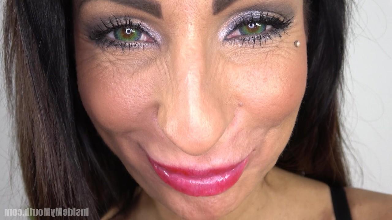 15P Brunette babe with a lipstick shows the depth of her throat up close