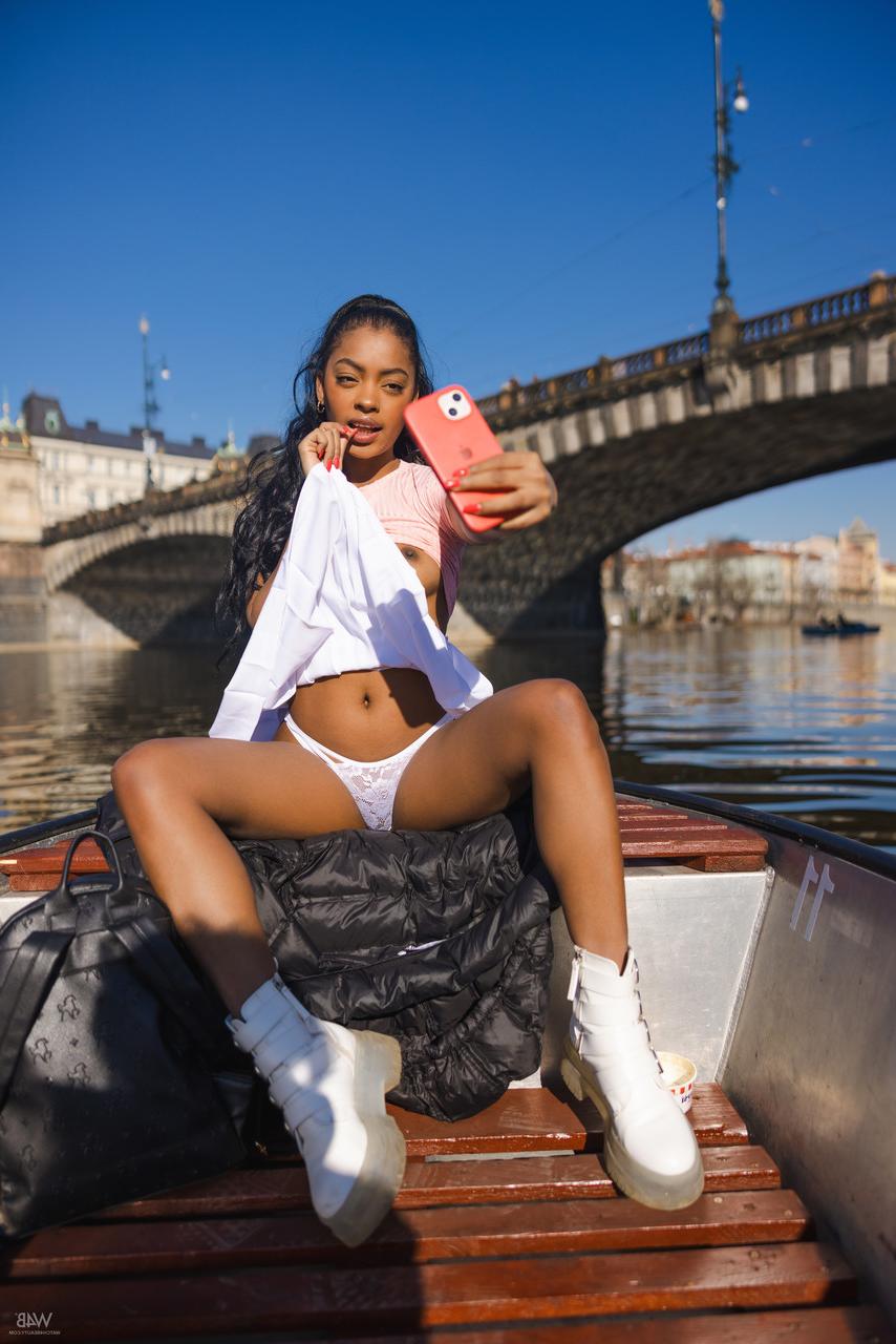 20P A linda adolescente Sofi Vega mostra seus seios perfeitos e sua bunda gostosa em público