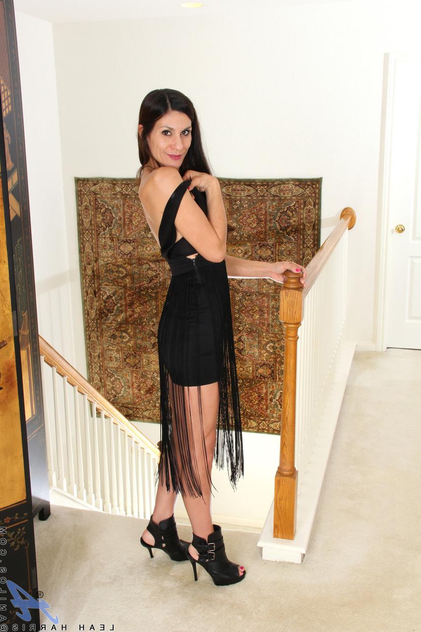 20P La esbelta MILF amateur Leah Harris se desnuda y se mete los dedos en el suelo