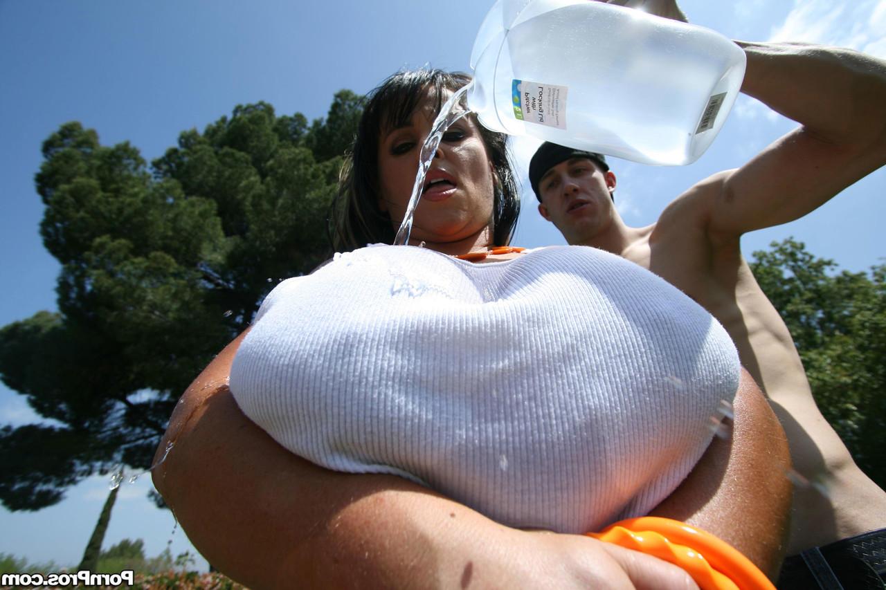 17P La MILF américaine Indianna Jaymes se fait doucher ses nichons géants en plein air.
